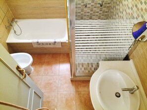 Duschwanne, Bidet, Handtücher, Seife