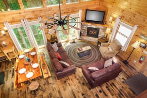 Televisión de pantalla plana, chimenea y videojuegos 