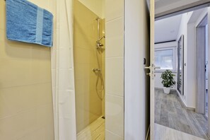 Shower, hair dryer, towels