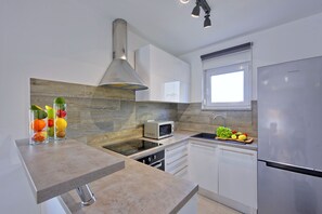 Kühlschrank, Mikrowelle, Ofen, Herdplatte