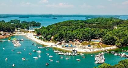 Perfect Private Waterfront Getaway on Lake Lanier!