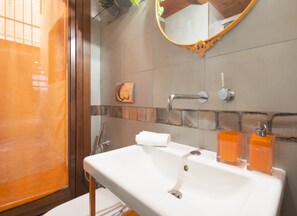 Dusche, Haartrockner, Handtücher, Seife