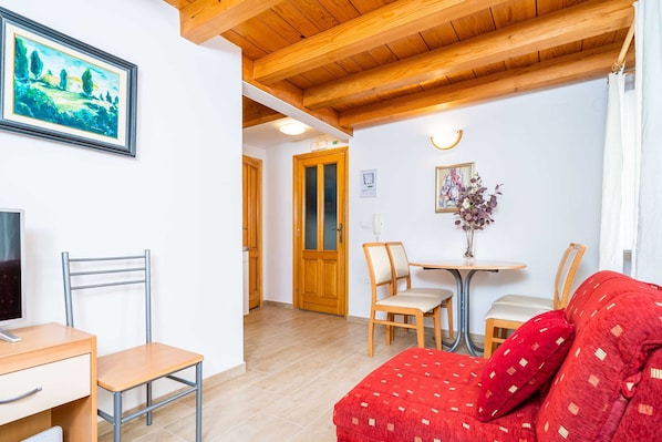 Appartement (One Bedroom Apartment) | Salle de séjour