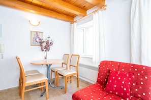 Appartement (One Bedroom Apartment) | Salle de séjour