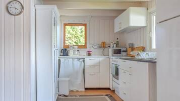 Kühlschrank, Ofen, Herdplatte, Wasserkocher mit Kaffee-/Teezubehör