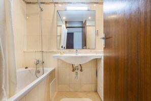 Apartment, 2 Schlafzimmer, Balkon | Badezimmer | Badewanne und Dusche (separat), Regendusche, Handtücher