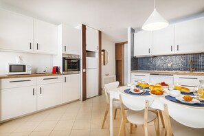 Apartment, 2 Bedrooms, Balcony | Private kitchen | Fridge, microwave, oven, stovetop - Pé do Lago 2BR Family Holidays (Loulé)