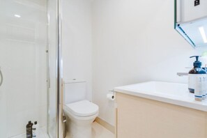 Combined shower/bathtub, hair dryer, towels, soap