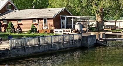 Townhouse on the Saint Lawrence River 10 ft from water.
