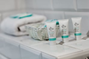 Suite estudio Confort | Baño | Ducha, artículos de higiene personal gratuitos y secador de pelo