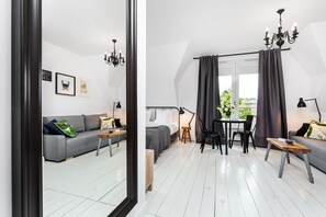 Comfort studio suite | Woonruimte | Een 55-inch flatscreentelevisie met kabelzenders en een televisie