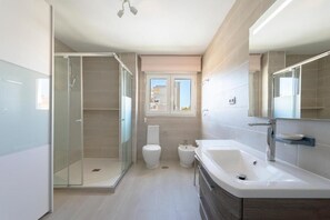 Shower, hair dryer, bidet, towels
