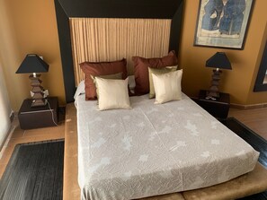 4 bedrooms, iron/ironing board, free WiFi, bed sheets - Elegant and Bright Townhouse (Sotogrande)