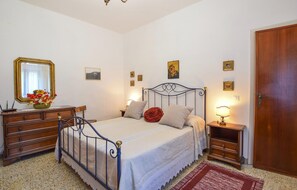 2 bedrooms, travel crib, free WiFi