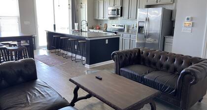 Quiet neighborhood, close to beaches, downtown, and all Wilmington has to offer!