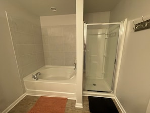 Combined shower/tub, hair dryer, towels, toilet paper - Quiet neighborhood, close to beaches, downtown, and all Wilmington has to offer! (Wilmington)