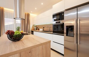 Fridge, oven, stovetop, dishwasher