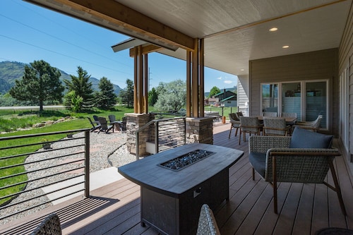 New Luxury Home 12 min. to Durango - AC - Hot Tub/Game Room - Mtn. Views