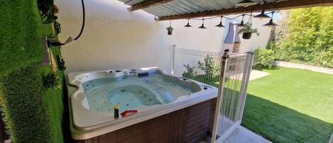 مغطس سبا خارجي