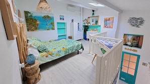 Une chambre d’enfant avec un lit, un bureau et une fenêtre.