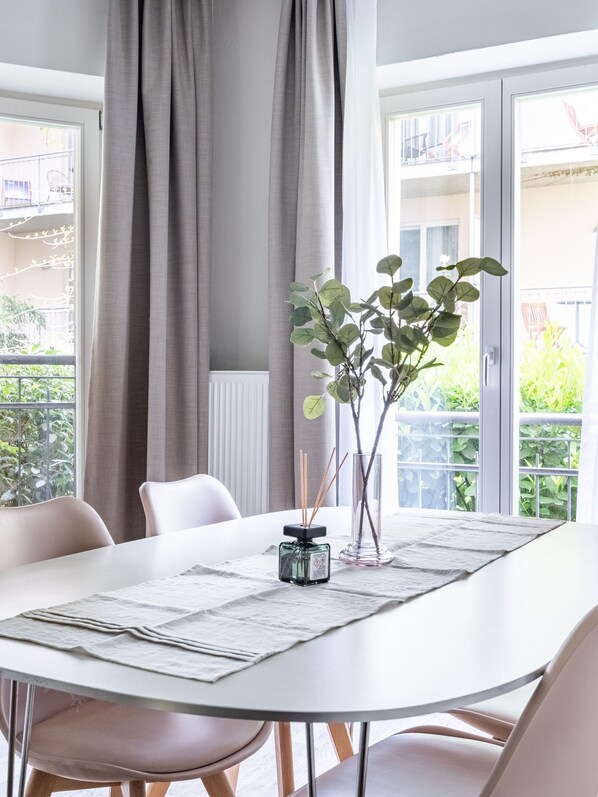 One-Bedroom Suite - Ground Floor | 起居區 | 50-吋智慧型電視、有線頻道、電視