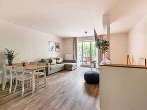 50-inch Smart TV with cable channels, TV - Schoenhouse Berlin City Street (Berlin)