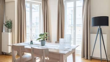 One-bedroom Suite with balcony | Dining