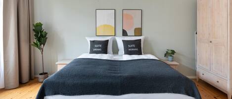 One-bedroom Suite with balcony | 2 多间卧室、高档床上用品、特色装修、特色家居