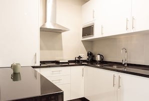 Appartement, 1 chambre | Cuisine privée | Réfrigérateur grande capacité avec congélateur, four à micro-ondes