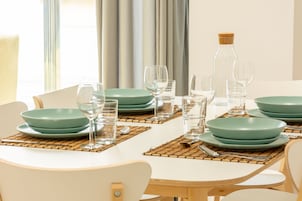 Apartamento, 3 habitaciones | Sala de estar | Una televisión de pantalla plana