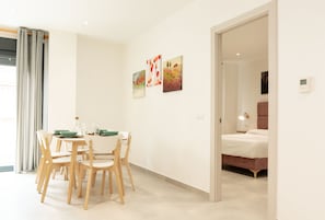 Appartement, 3 chambres | Salle de séjour | Téléviseur à écran plat