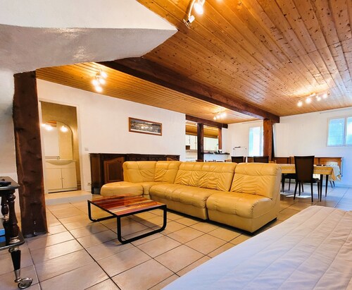 Gite sleeps 10 to 12 heated pool to share wifi