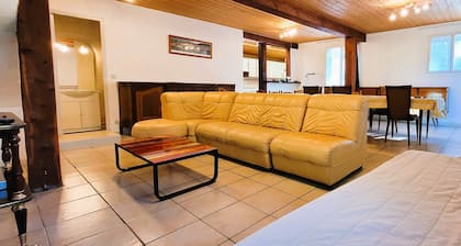 Gite sleeps 10 to 12 heated pool to share wifi