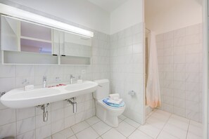 Family Apartment, 1 Bedroom (Locarno best place) | Bilik Mandi | Pancuran mandi, pengering rambut, tuala disediakan, sabun 