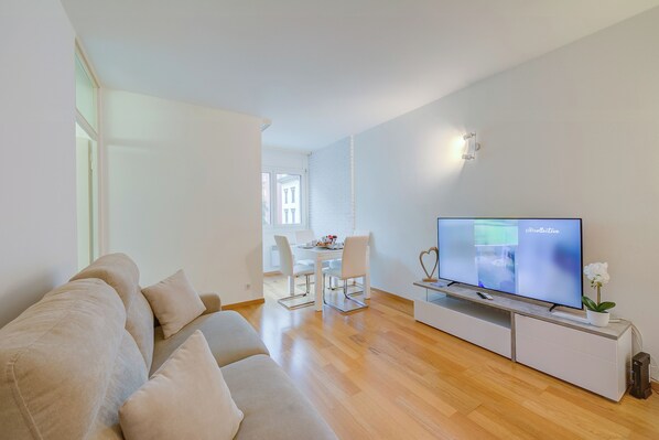 Family Apartment, 1 Bedroom (Locarno best place) | Ruang tamu | 21 inci televisyen dengan kabel 