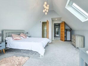 4 chambres, bureau, fer et planche à repasser, lit parapluie