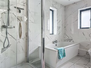 Combined shower/tub, hair dryer, towels, soap - Stunning 5 Bed - Balcony, Garden and Sea Views (Poole)