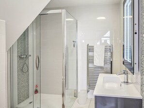 シャワー付き浴槽、ヘアドライヤー、タオル、石鹸