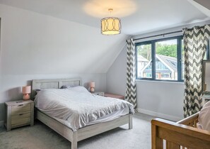 4 室のベッドルーム、デスク、アイロン / アイロン台、旅行用ベビーベッド