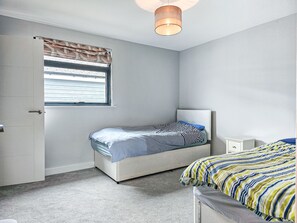 4 室のベッドルーム、デスク、アイロン / アイロン台、旅行用ベビーベッド