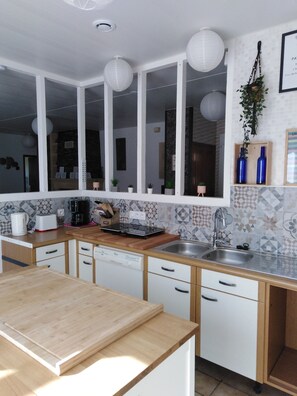 Fridge, microwave, oven, stovetop - Warm, family home close to many activities (Périgord Vert) (Saint-Astier)