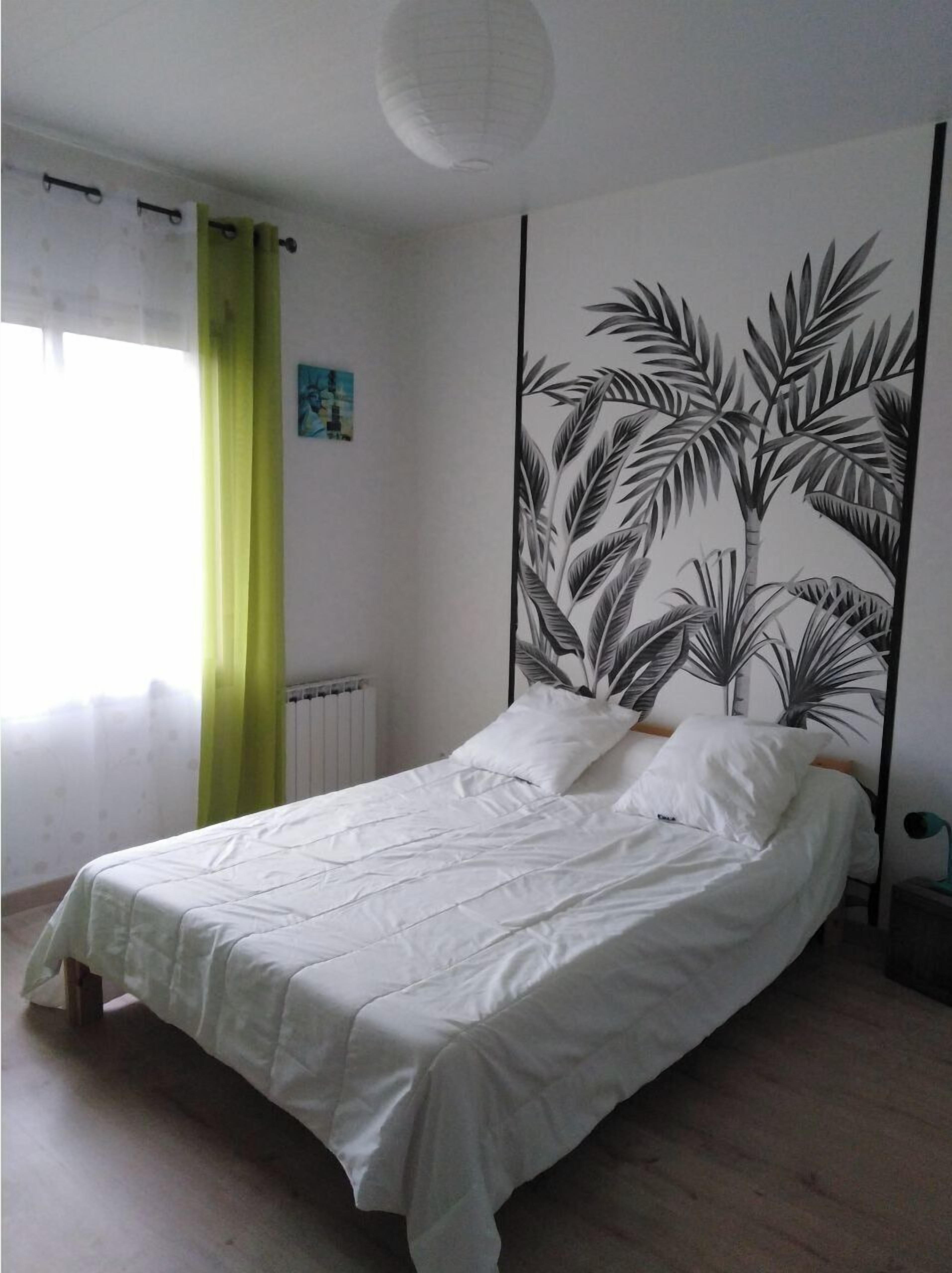 3 chambres, bureau, fer et planche à repasser, lit parapluie