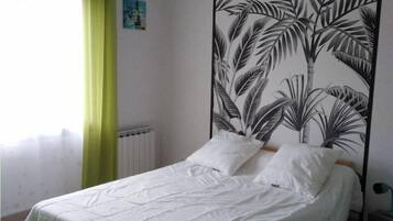 3 habitaciones, escritorio y tabla de planchar con plancha