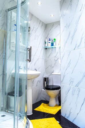 Baignoire, séchoir à cheveux, bidet, serviettes fournies
