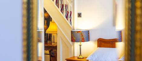 6 bedrooms, iron/ironing board, WiFi, bed sheets