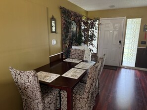 Dining - LARGE 2/1 House Near Beach/Downtown with KING BED (Saint Petersburg)