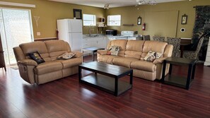 Smart TV, books - LARGE 2/1 House Near Beach/Downtown with KING BED (Saint Petersburg)