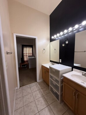 Combined shower/bathtub, hair dryer, towels - LARGE 2/1 House Near Beach/Downtown with KING BED (Saint Petersburg)