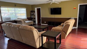 Smart TV, books - LARGE 2/1 House Near Beach/Downtown with KING BED (Saint Petersburg)