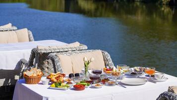 Desayuno completo gratuito y diario